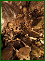 Golygfa yn Ogof yr Esgyrn yn dangos claddedigaeth yn ystod yr Oes Efydd