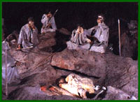 Grwp o Neanderthaliaid yn claddu un ou meirw ynghyd i fwyd ai arfau