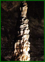 Stalagmit mawr yn ogof arddangos Dan yr Ogof